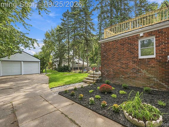 5th image of 15760 Oakfield St