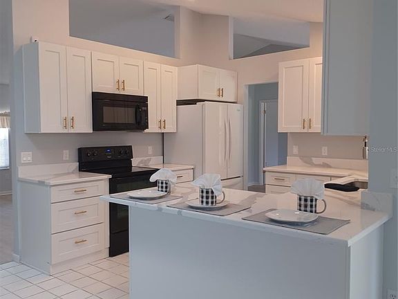 3rd image of 18 Westcliffe Ln