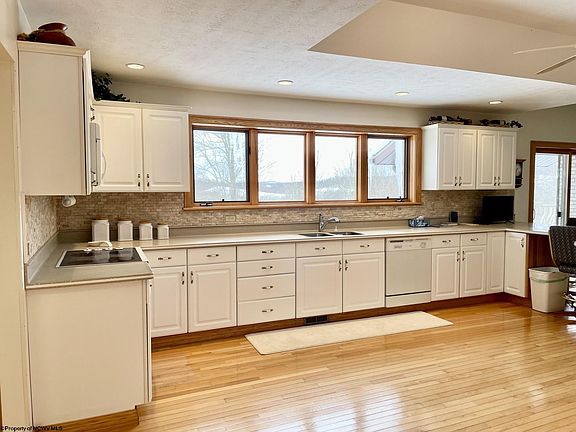 5th image of 310 Seemont Dr