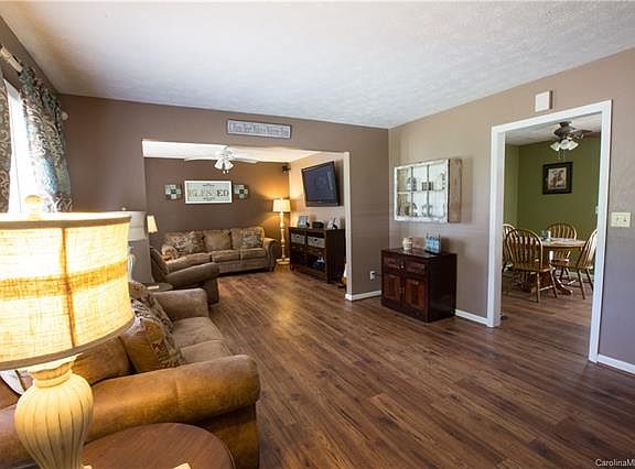 2nd image of 21 W Silverleaf Dr