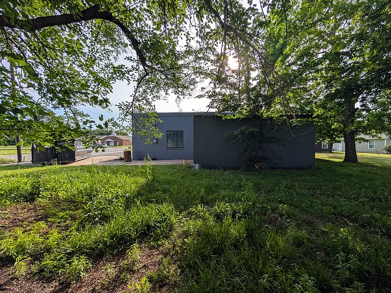 430 E Brockett St — Photo 14