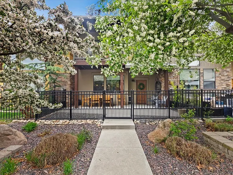 1421 E Lone Creek Dr — Photo 1
