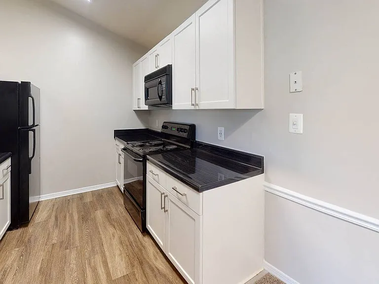 Montclair Apartments — Photo 11