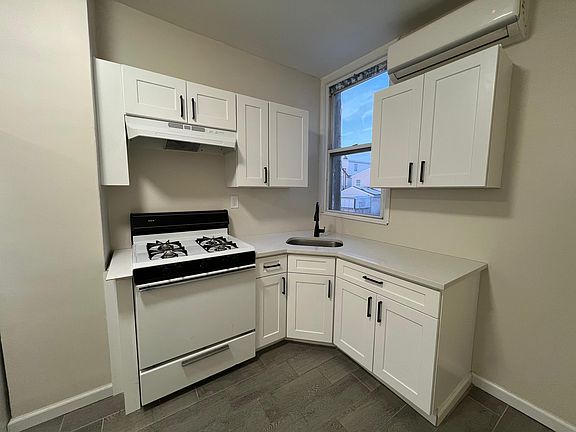 2nd image of 31 W 54th St #4E