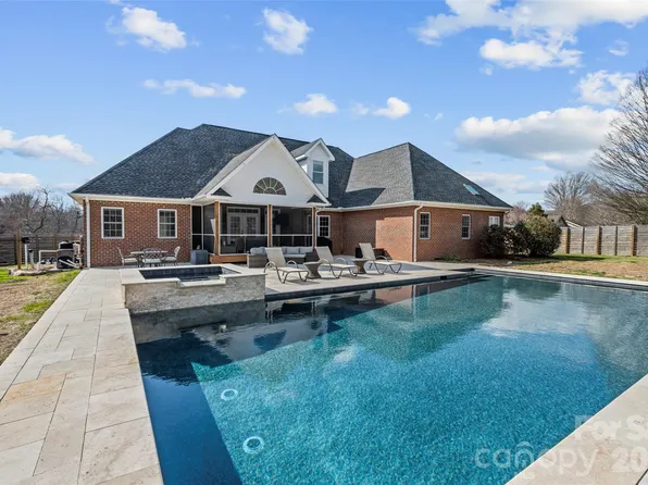 719 Neely Rd, Brevard, NC 28712
