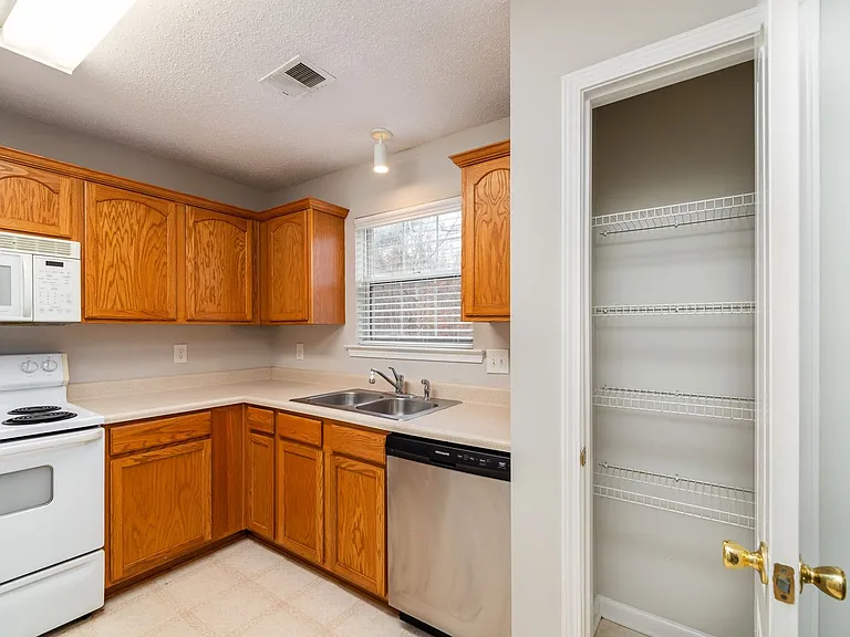 427 Red Coat Ln — Photo 5
