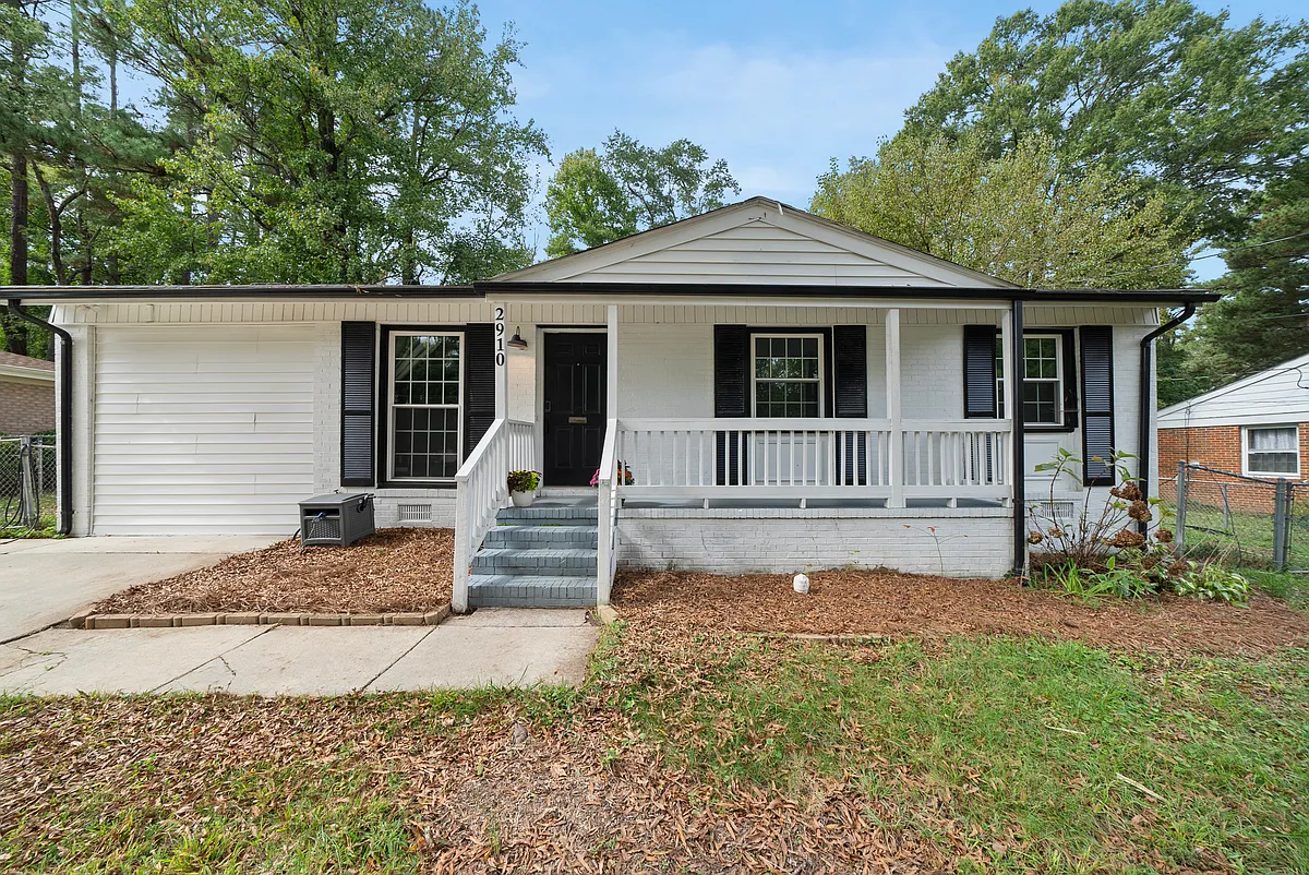 Building Photo - 2910 Driftwood Dr