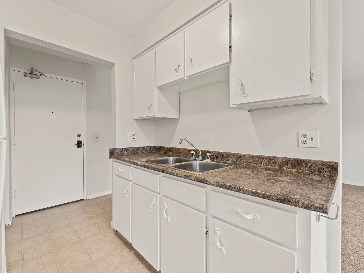 University Tower Apartments — Photo 4