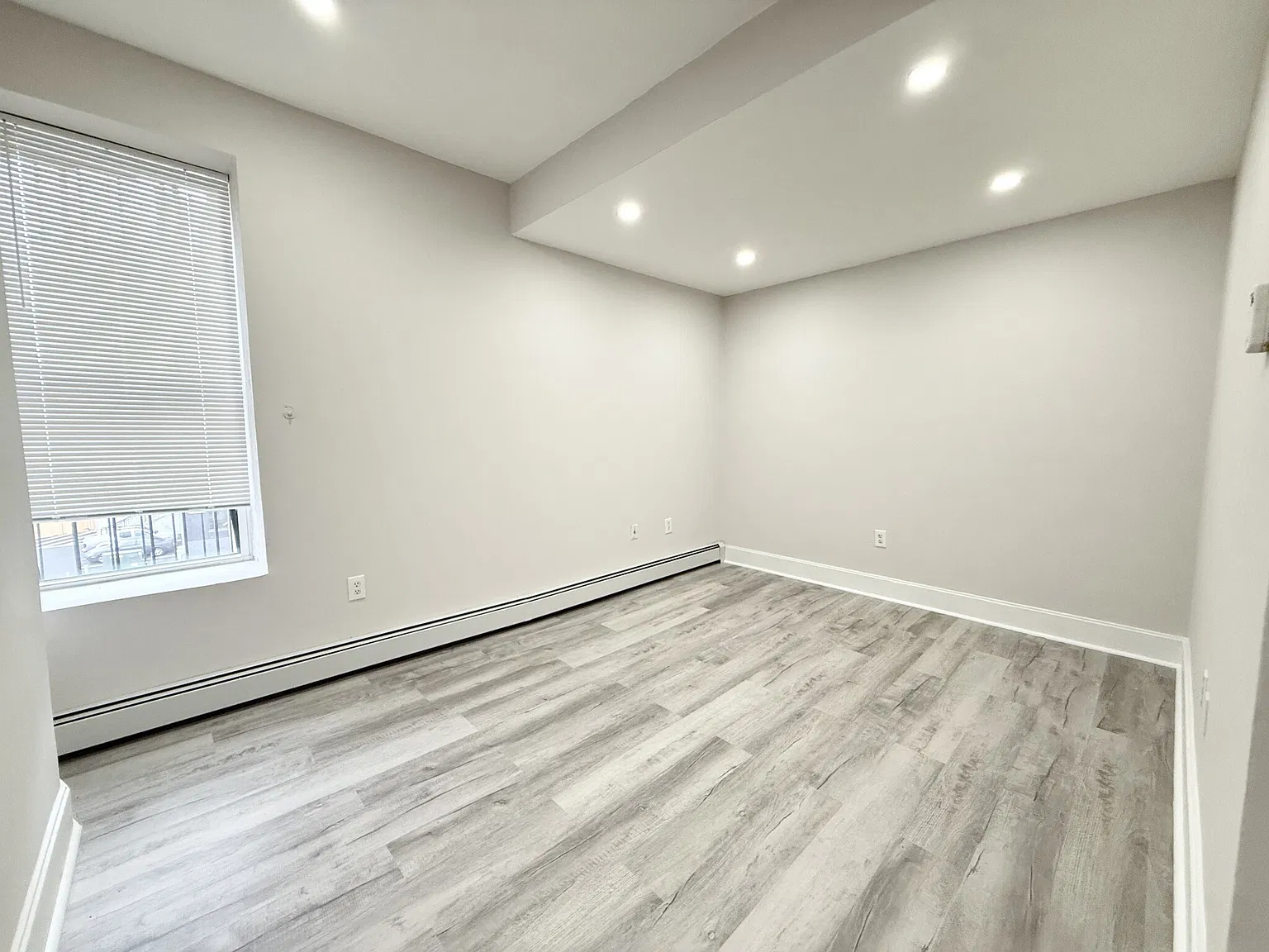 3 bed, 999 sqft, $4,200 — Photo 3
