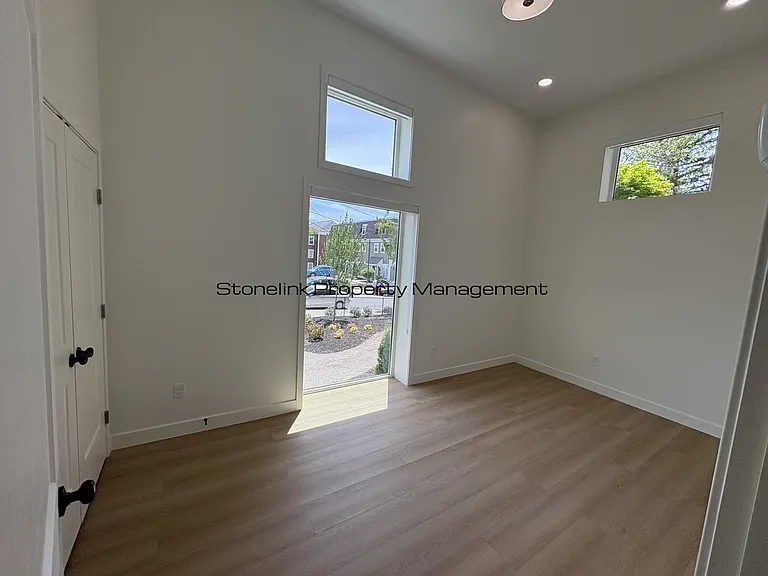 265 Manton Ave — Photo 31