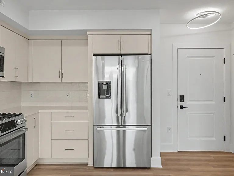 701 N Henry St #401 — Photo 25