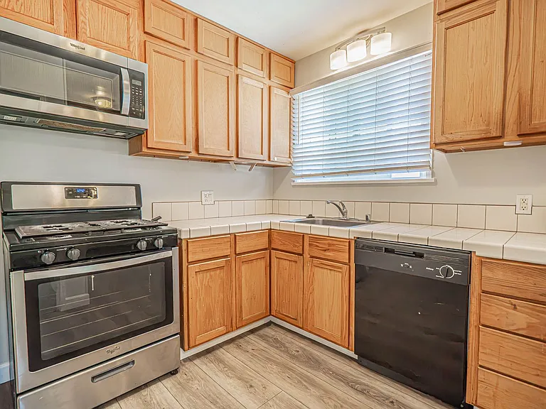 2031 N Parish Pl — Photo 6
