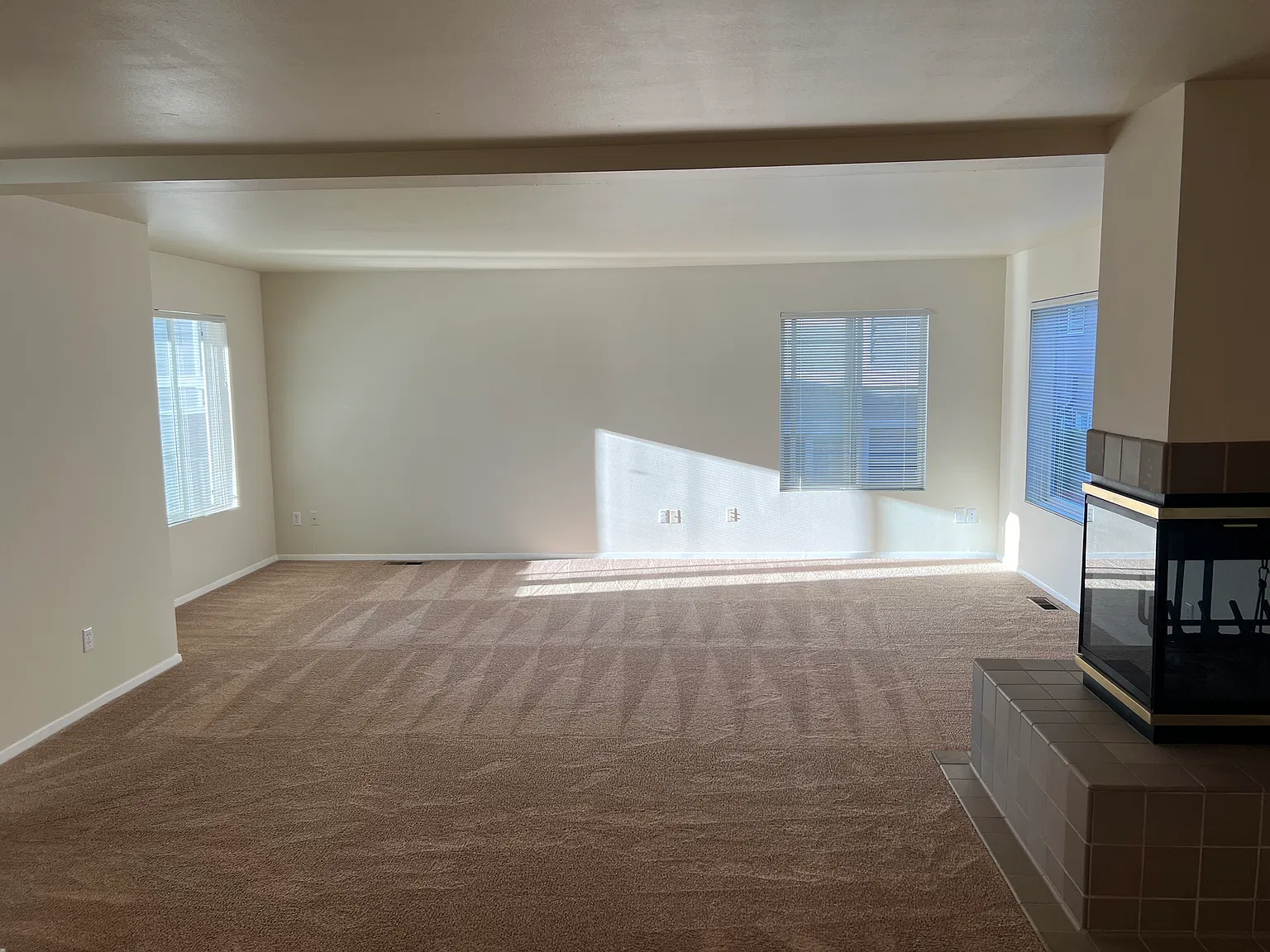 3 bed, 2.5 bath, 1768 sqft, $2,300 — Photo 3