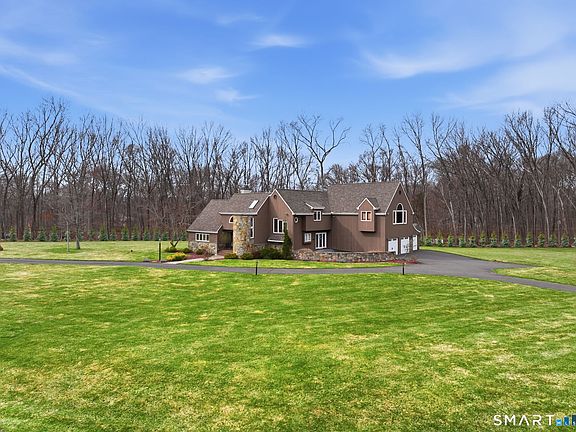 3rd image of 28 East Ridge Court