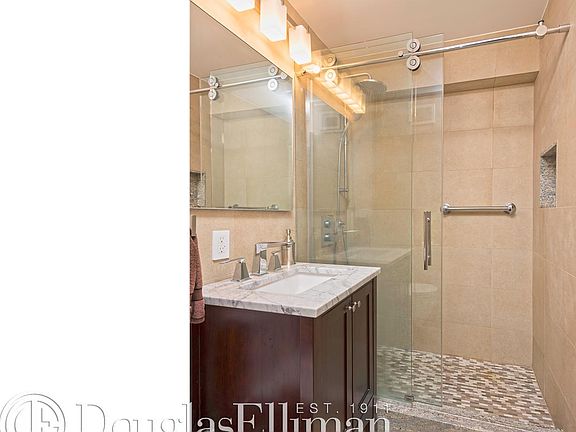 4th image of 399 E 72nd St APT 17H