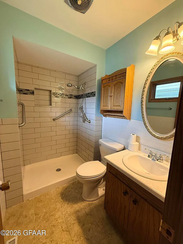 3 bed, 1370 sqft, $2,300 — Photo 1