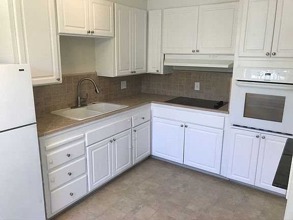 5th image of 2275 Royal Dr APT 2
