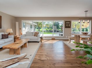 8580 N Point Dr, Fox Pt, WI 53217