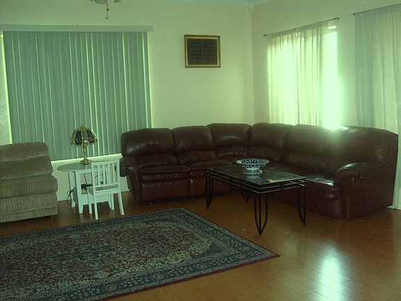 3rd image of 814 E Palmaire Ave