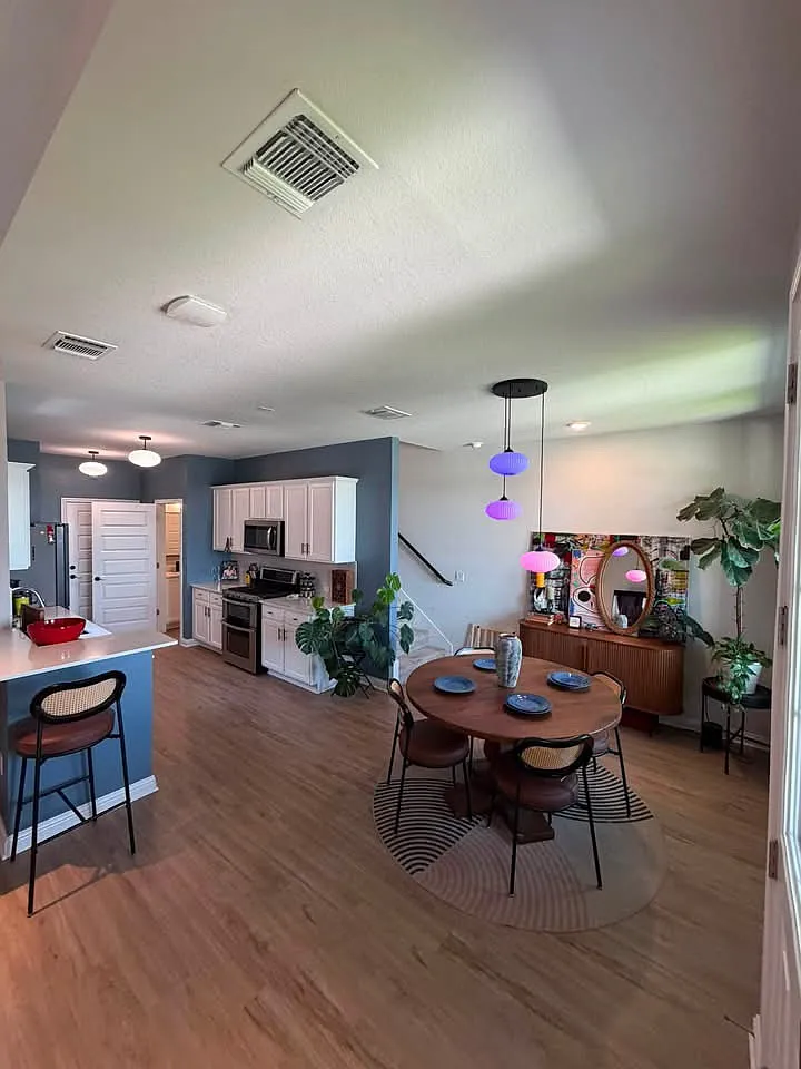 3 bed, 2.5 bath, 1380 sqft, $2,400 — Photo 3