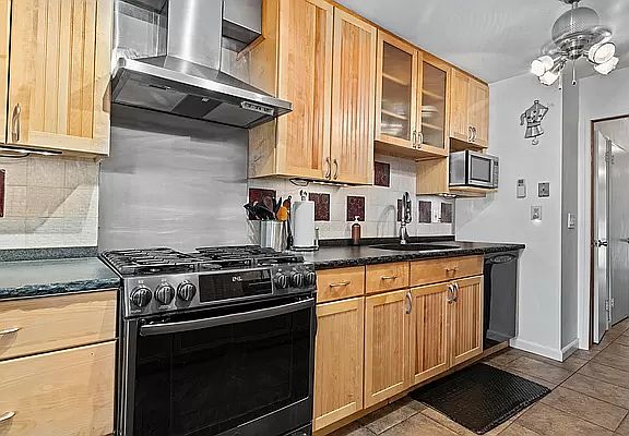 5th image of 3078 49th St