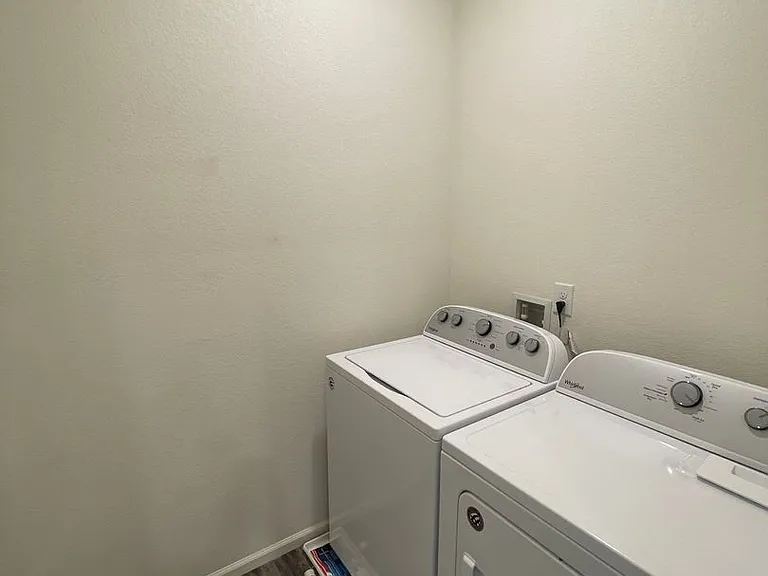 1576 Clarendon Dr — Photo 16