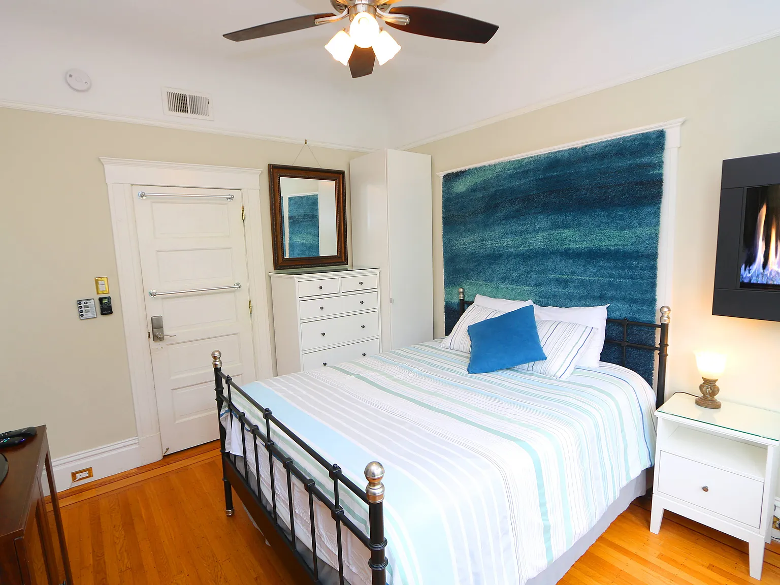 1 bed, 1300 sqft, $2,899 — Photo 2