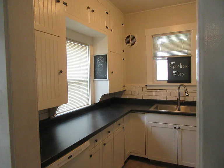 835 SW Jewell Ave — Photo 2