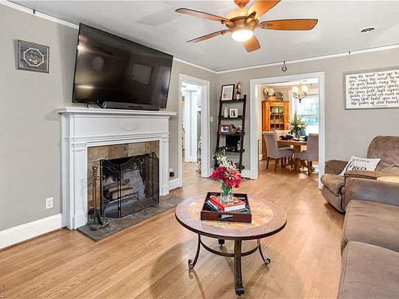 5th image of 3111 Collier Dr