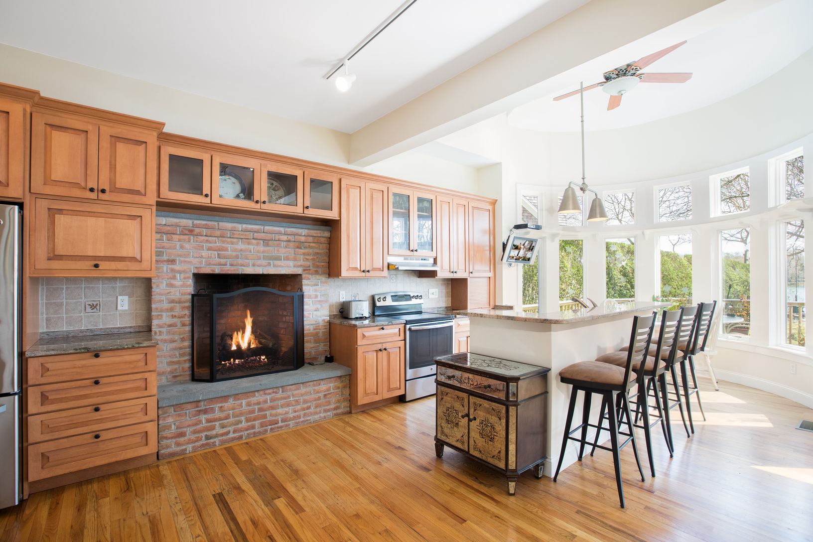  Dining area with fireplace