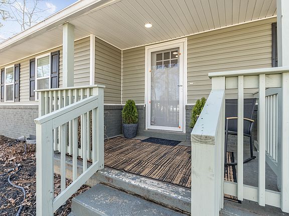 3rd image of 221 Jackson Cir