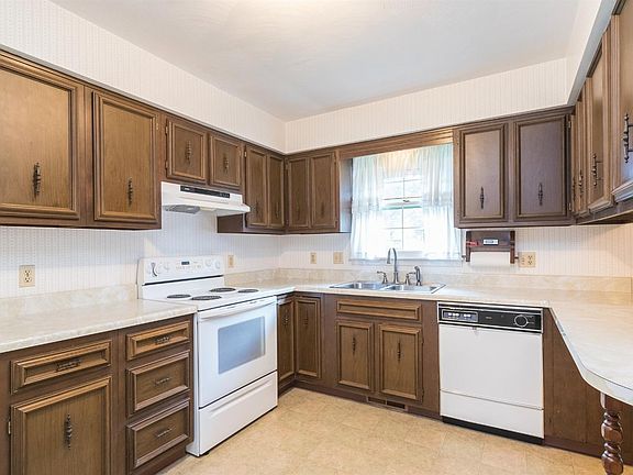 2nd image of 6000 Woodland Ct
