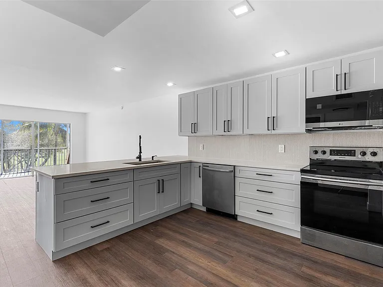 2800 N Palm Aire Dr #310 — Photo 4