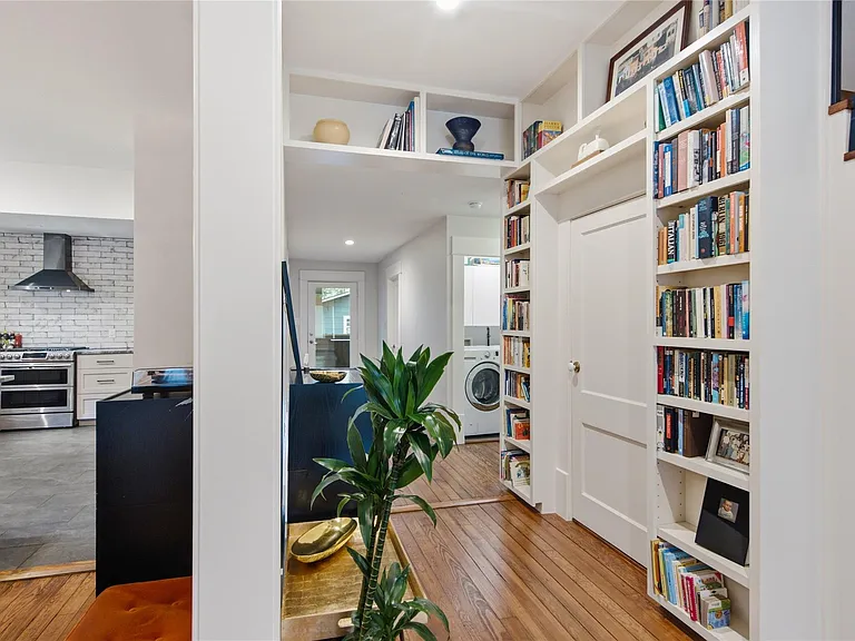 906 Willow St — Photo 3
