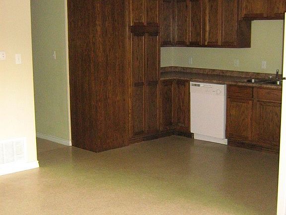 3rd image of 809 W Avenue D