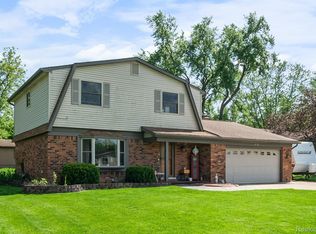 810 W Oxhill Dr, White Lake, MI