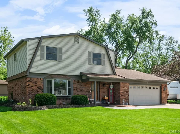 810 W Oxhill Dr, White Lake, MI 48386