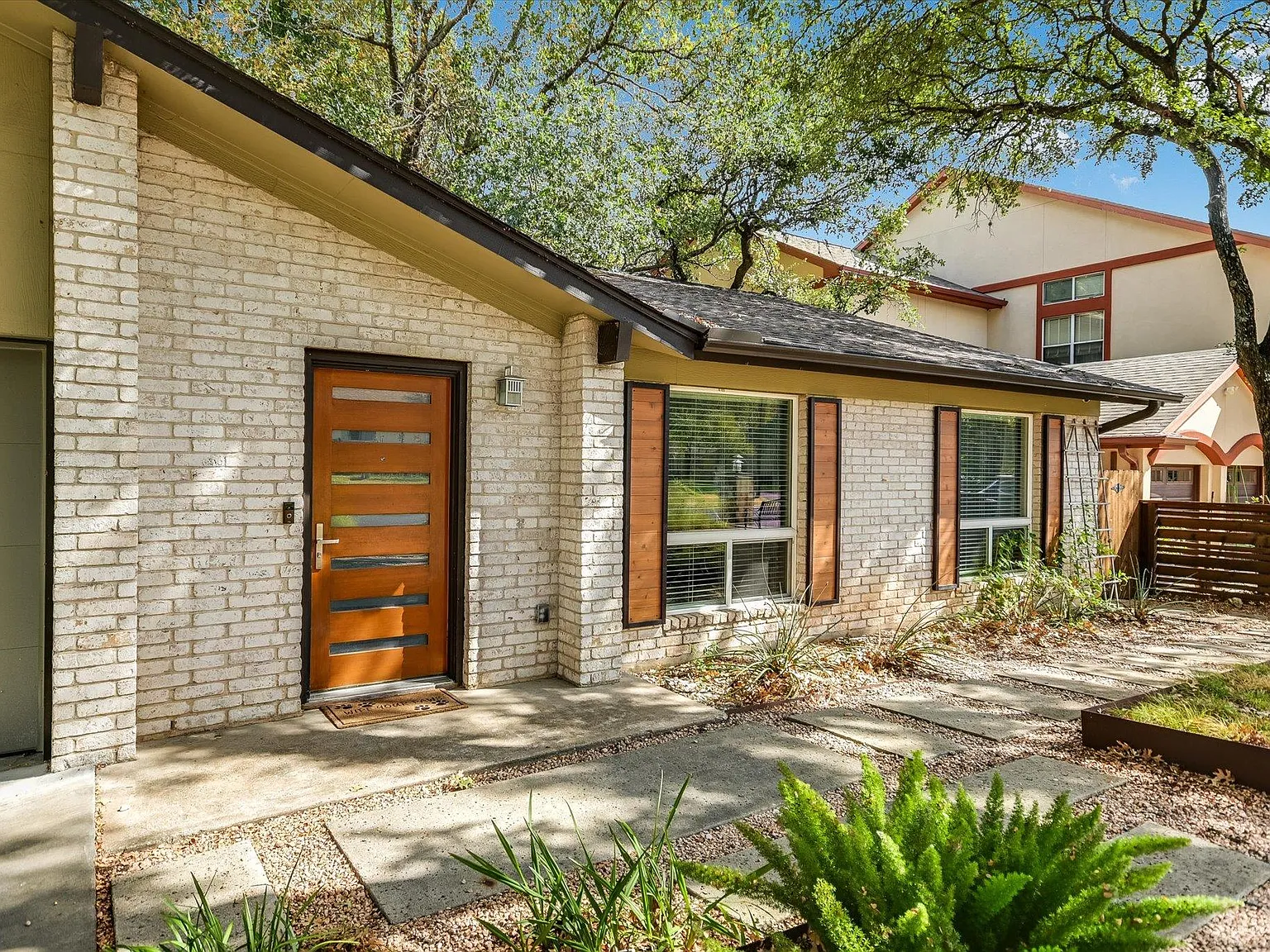 3 bed, 2.0 bath, 1485 sqft, $3,300 — Photo 2