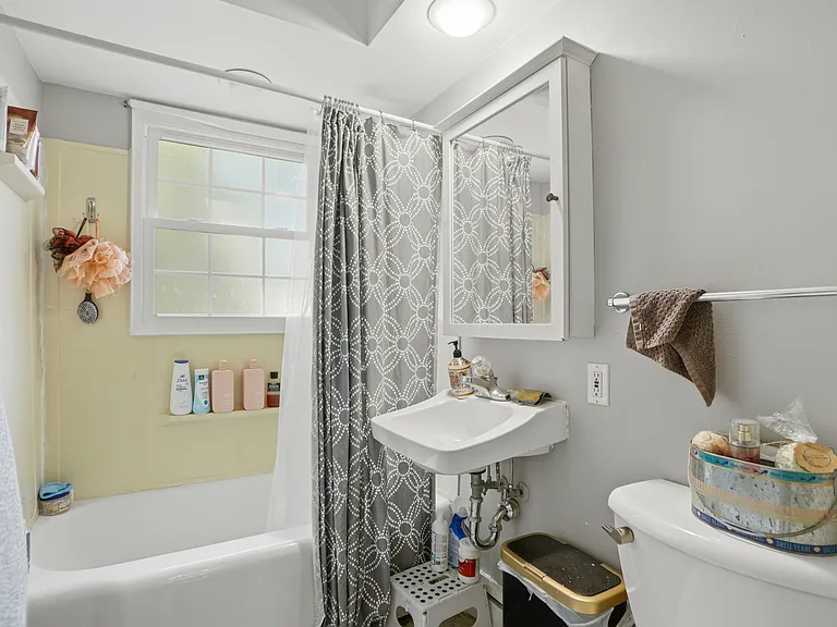 321 McLean St — Photo 34