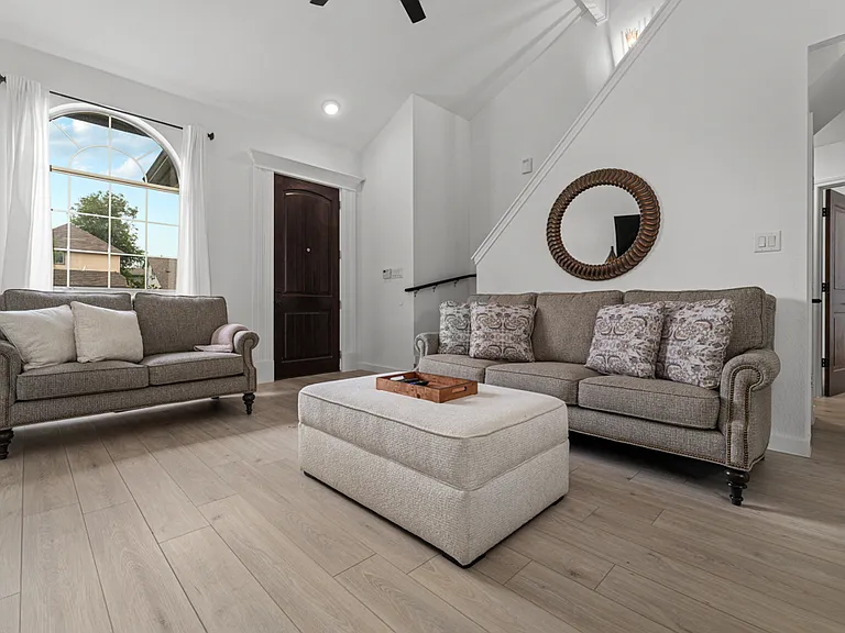 1409 Lantern Light Dr — Photo 3