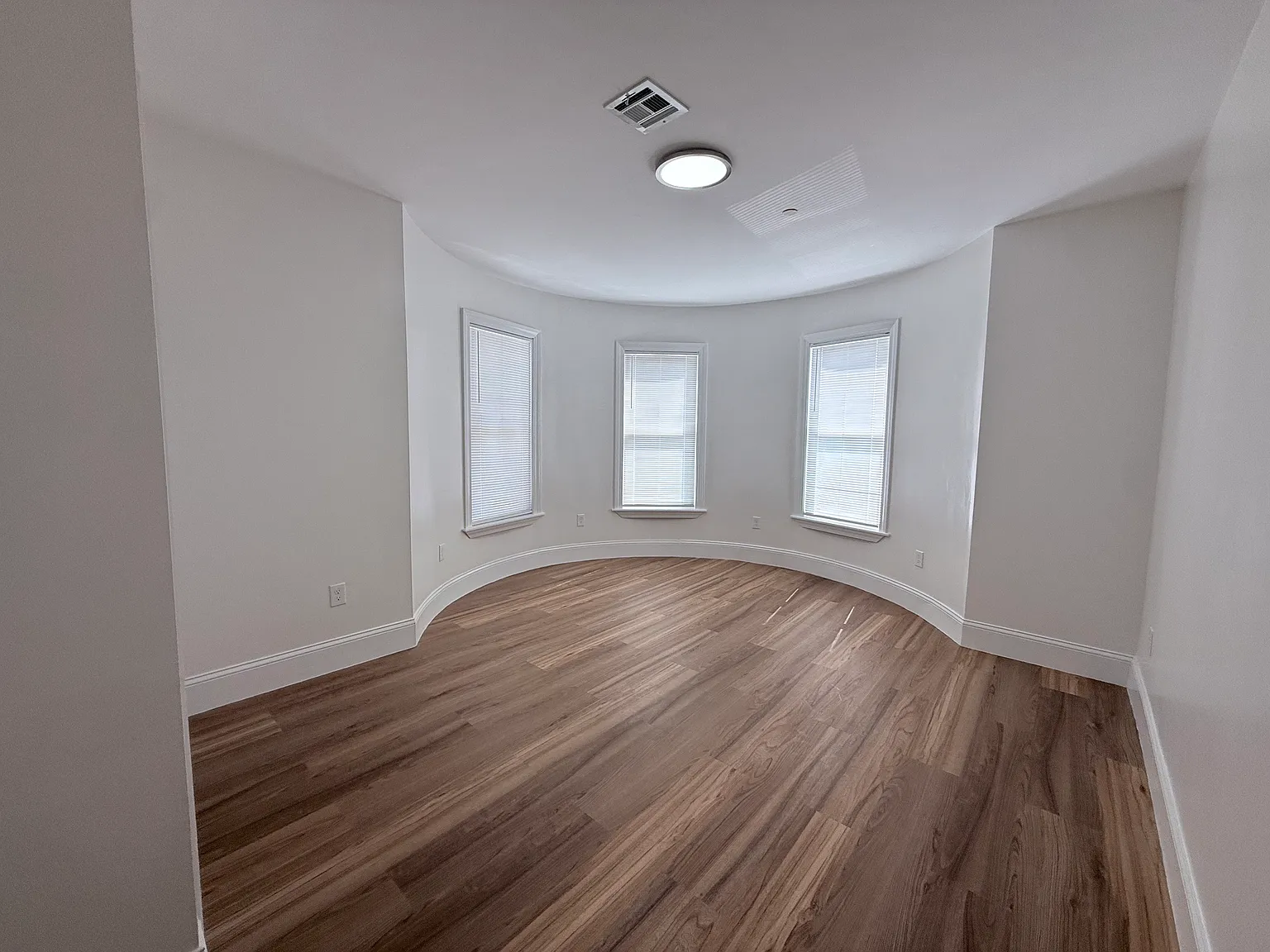4 bed, 9999 sqft, $5,000 — Photo 2