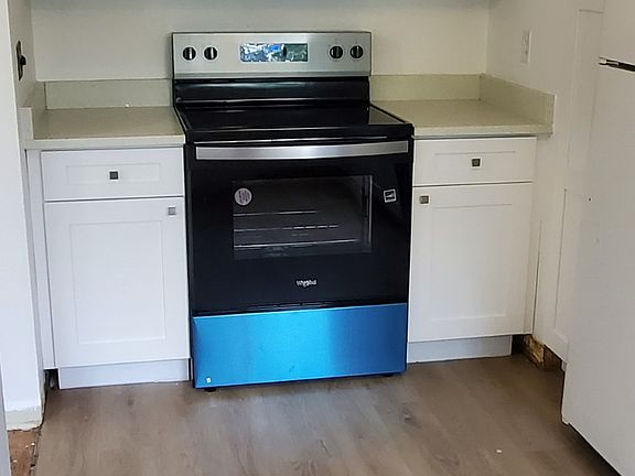 NEW KITCHEN WITH NEW STAINLESS APPLIANCES & QUARTZ COUNTERTOPS !