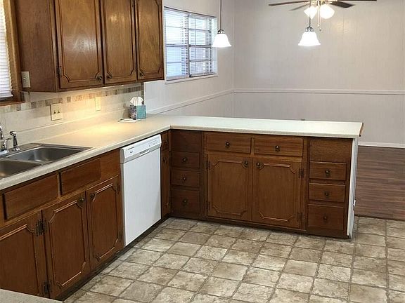 5th image of 205 Texas Dr