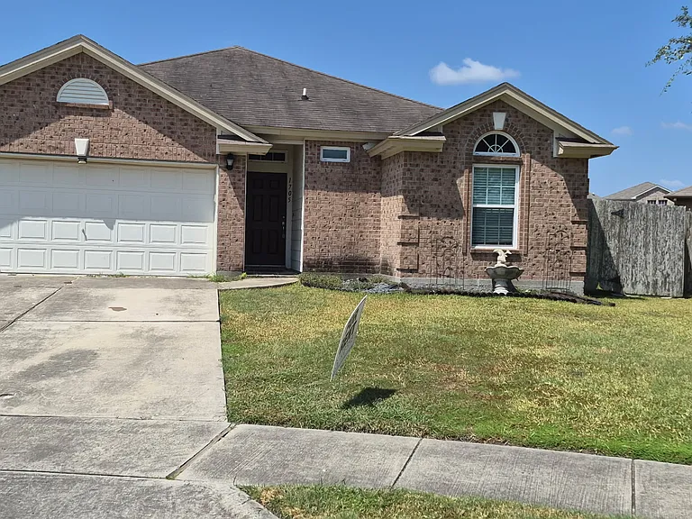1705 Barlow Trl — Photo 1