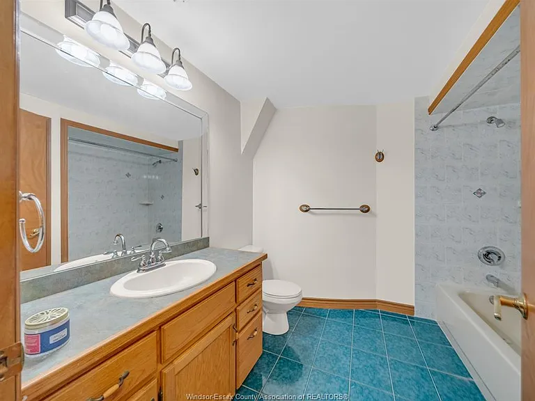 5945 Lasalle St #LOWER — Photo 10