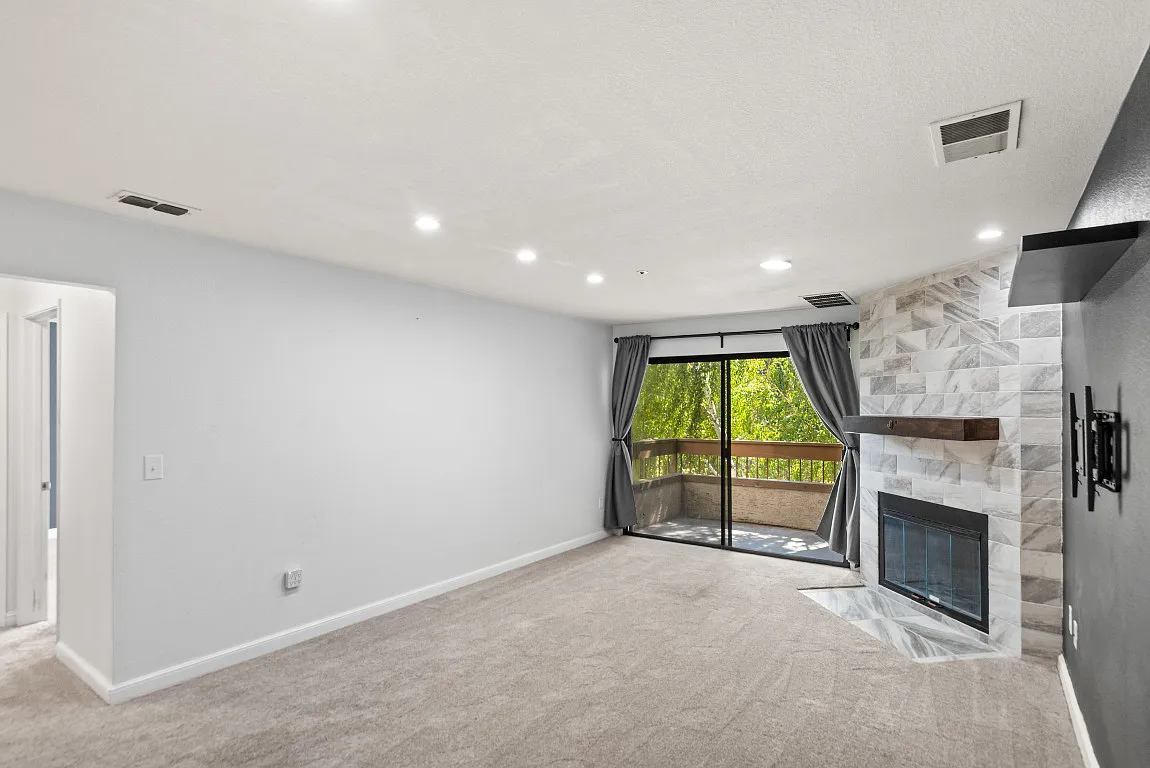 2 bed, 895 sqft, $3,095 — Photo 1
