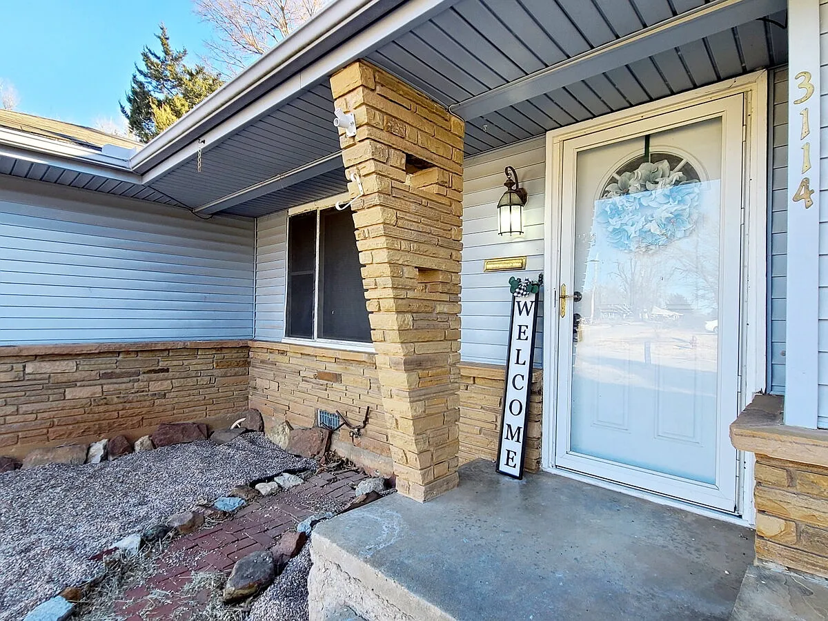 3 bed, 1.0 bath, 1014 sqft, $1,300 — Photo 3