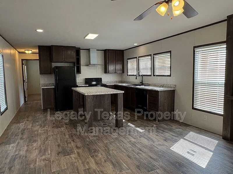 3 bed, 2.0 bath, 1200 sqft, $1,350 — Photo 3