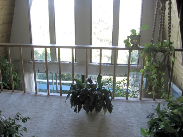 23865 Lakeview Dr, Crestline, CA 92325