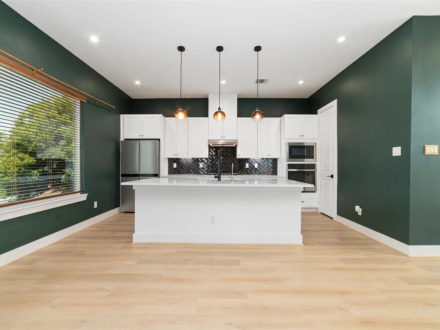3 bed, 3.5 bath, 1994 sqft, $3,450 — Photo 3